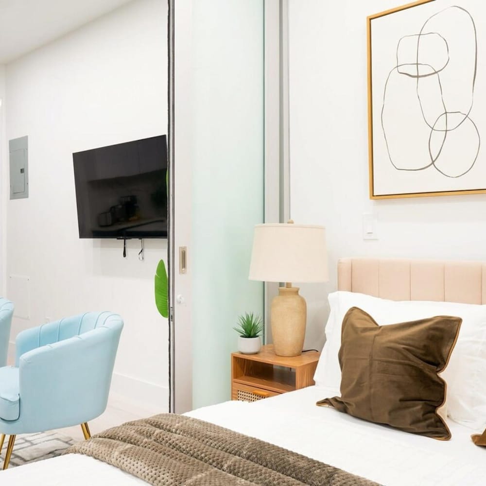317-2a Sleek Modern 1Br UES W D