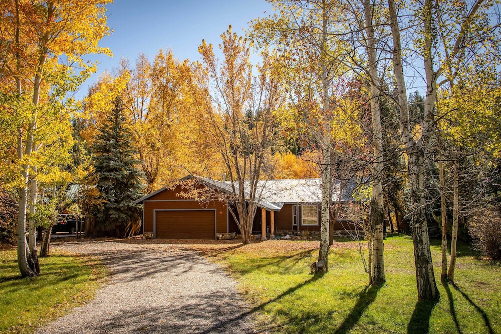 Cozy Home w/ Hot Tub: 7 Mi to Pagosa Hot Springs
