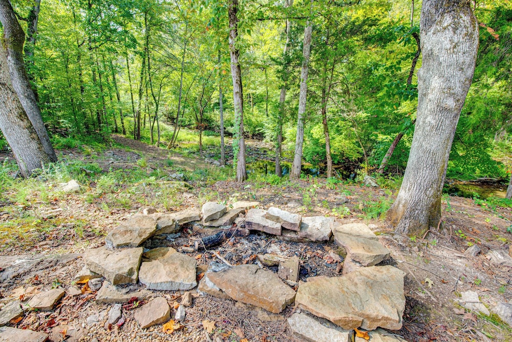 Creek Access, Fire Pit & Grill: Summerville Studio