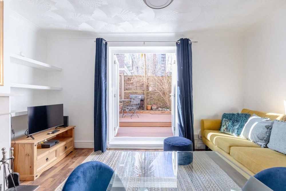 Serene 2BD Flat W/private Patio Old Street!