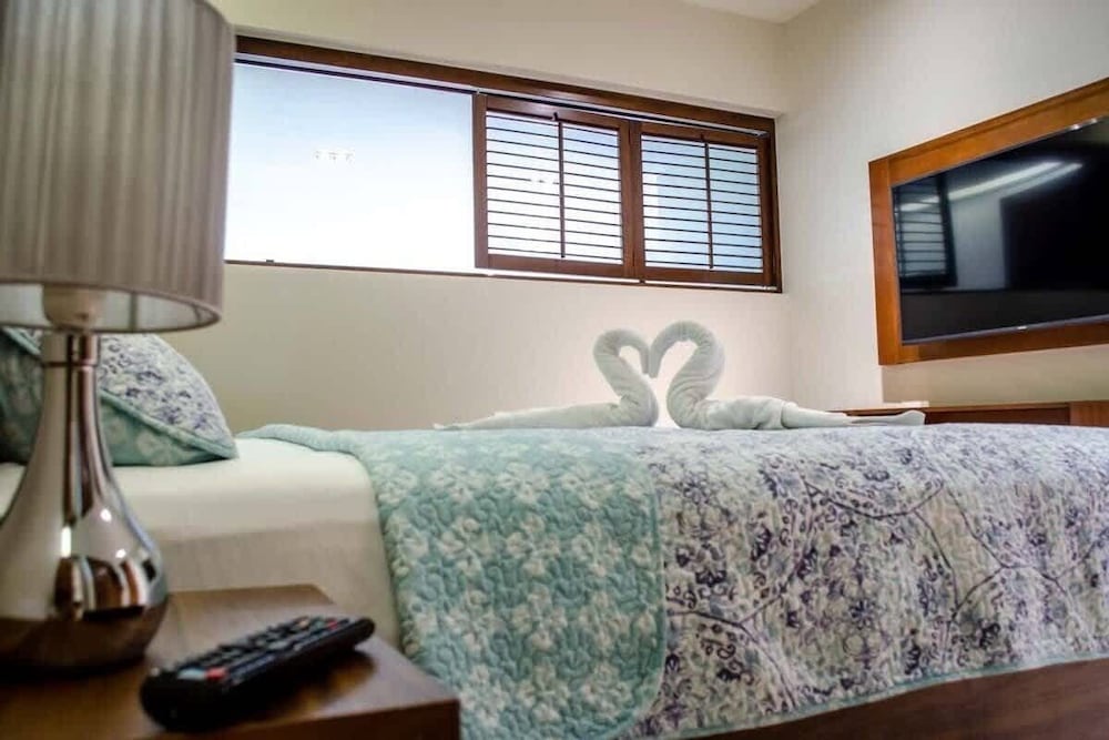 1 Br. Steps From the Beach Roof W/ocean View