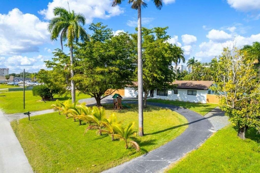 4br Biscayne River Home: Pool & Pickleball Fun 4 Bedroom Home