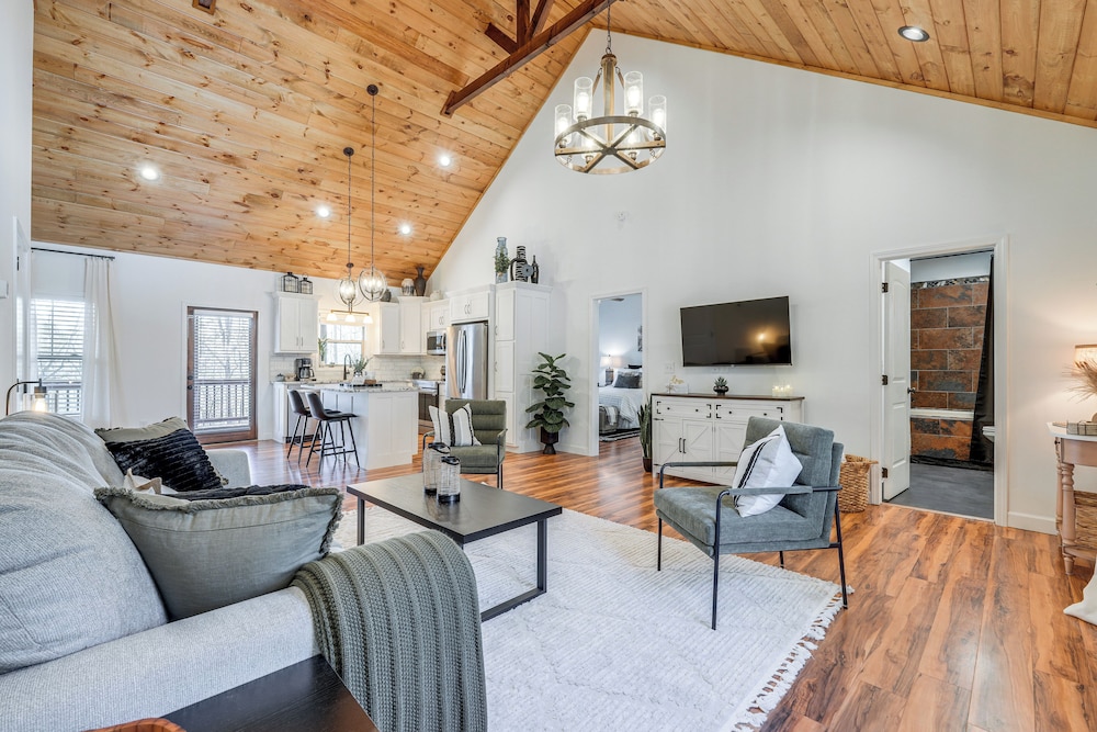 Ellijay Home 4 Mi to Dtwn: Hot Tub & Resort Perks!