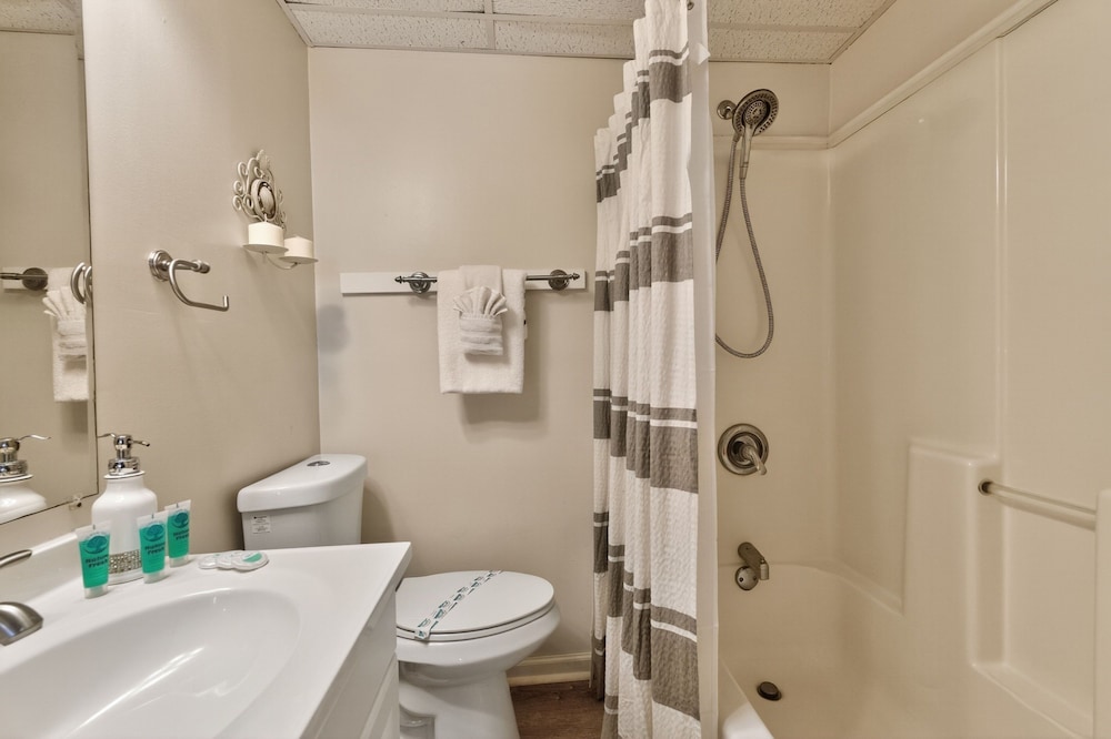 Coastal Retreat Steps From Private Beach 2 Bedroom Apts