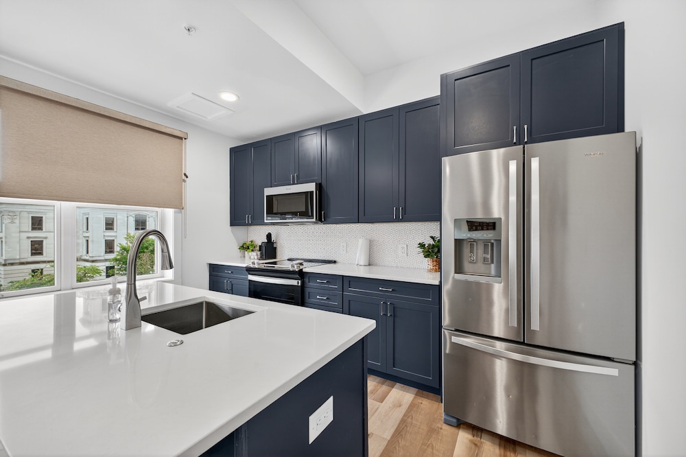 Stylish Downtown Unit With Historic Charm 2 Bedroom Apts
