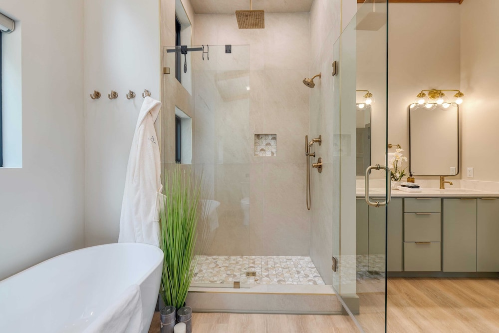 Luxury Group Retreat w/ Indoor Pool, Arcade & 56-mile Views Grand Vista Retreat