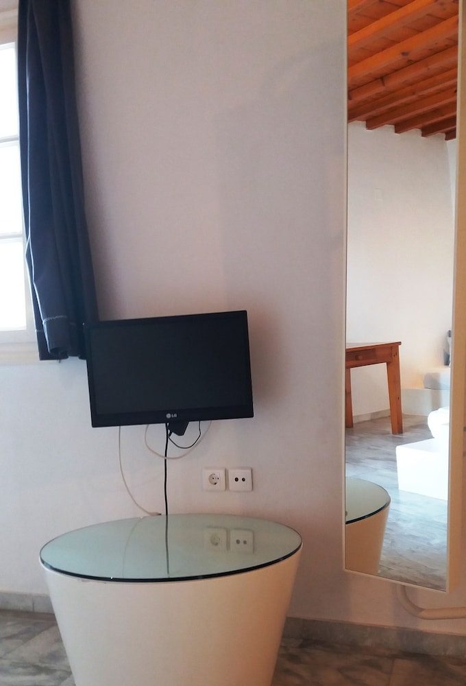 Manos Rooms