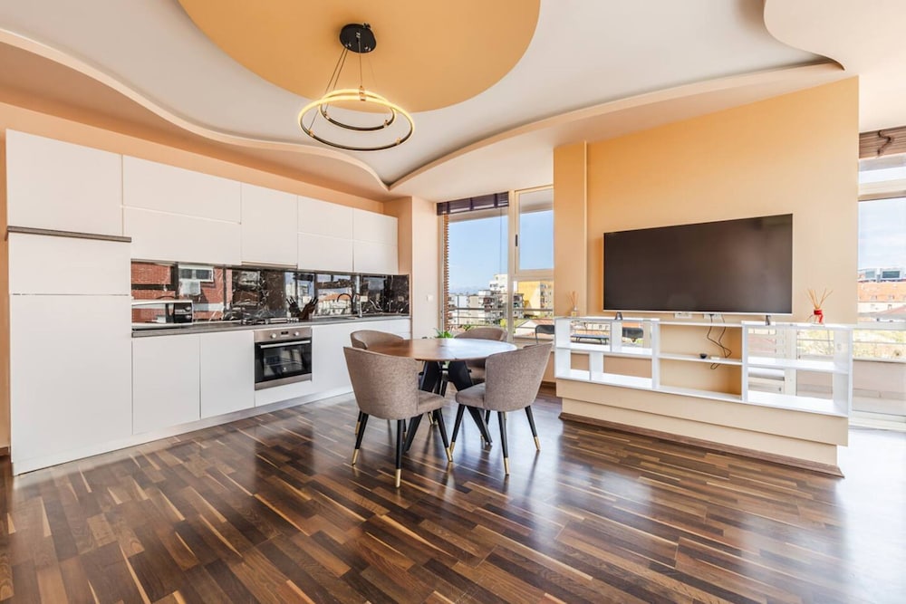 Spacious City-view Apartment Overlooking Shkod r