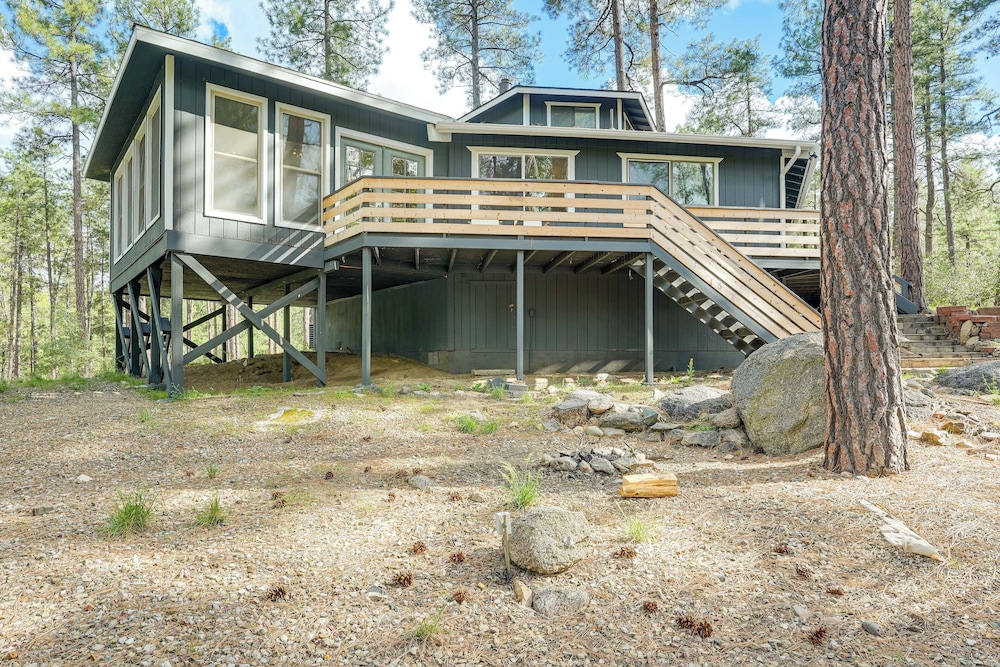 Mid-mod Mountain Cabin Near Thumb Butte Trails!