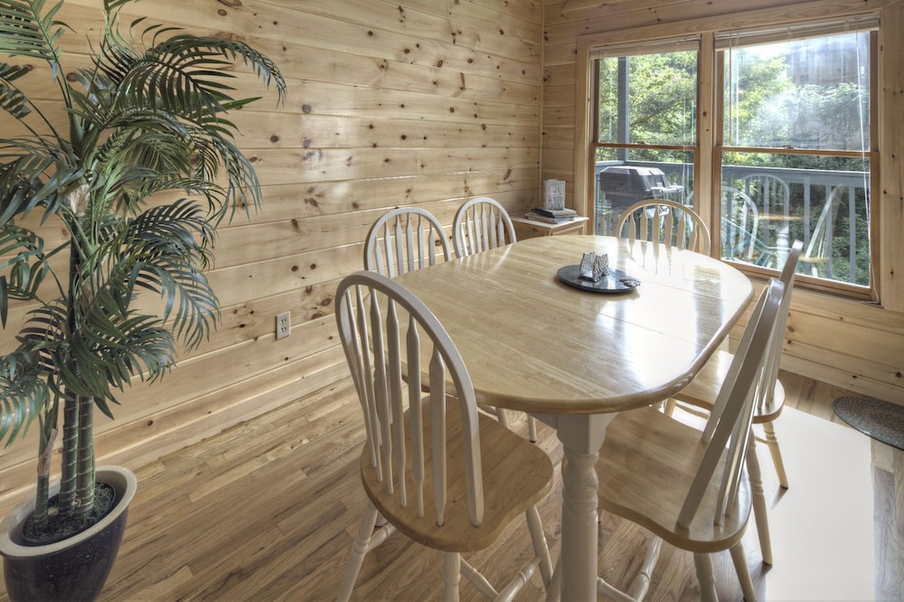 Tranquility - Quiet And Comfortable Cabin! Close To The Tanger Outlet Shopping 2 Bedroom Cabin by RedAwning view 3