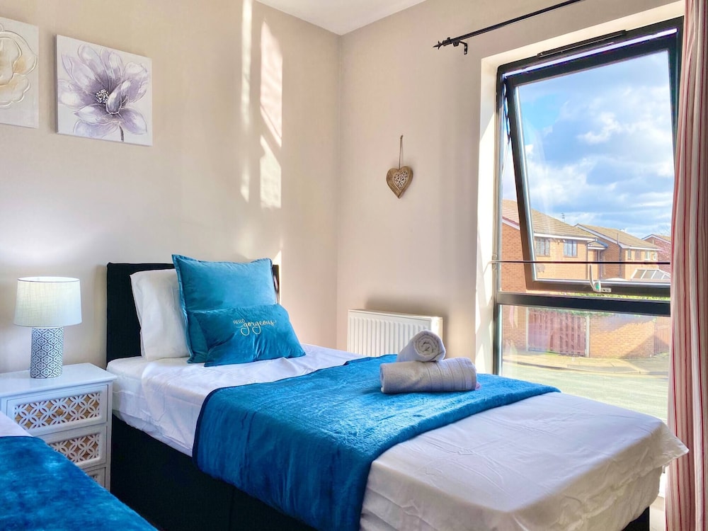 5-bed Townhouse Salford Deep Cleaned view 3