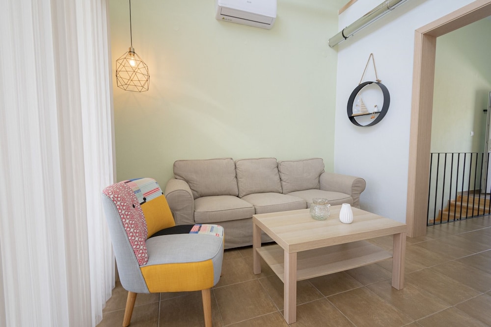 Topos Maisonette Left by Rentalspro