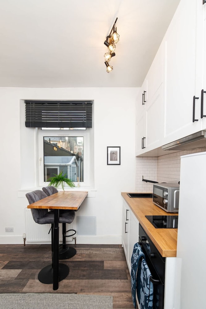 1 Bedroom Apartment-free Parking