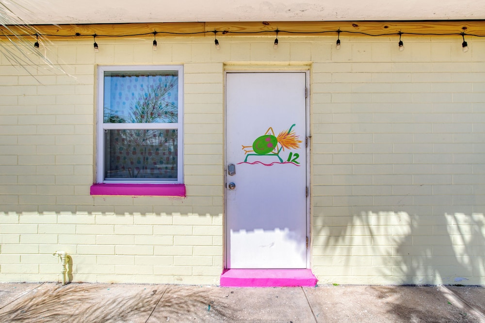 Pineapple Shores Retro Inn