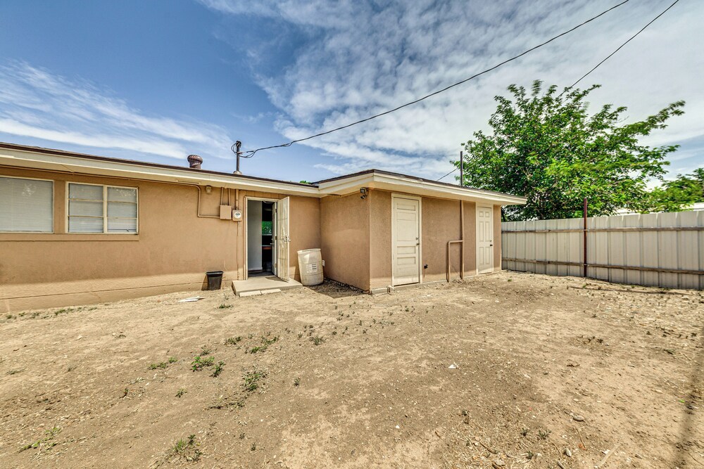 5 Mi to UFO Museum: Roswell Home w/ Spacious Yard!