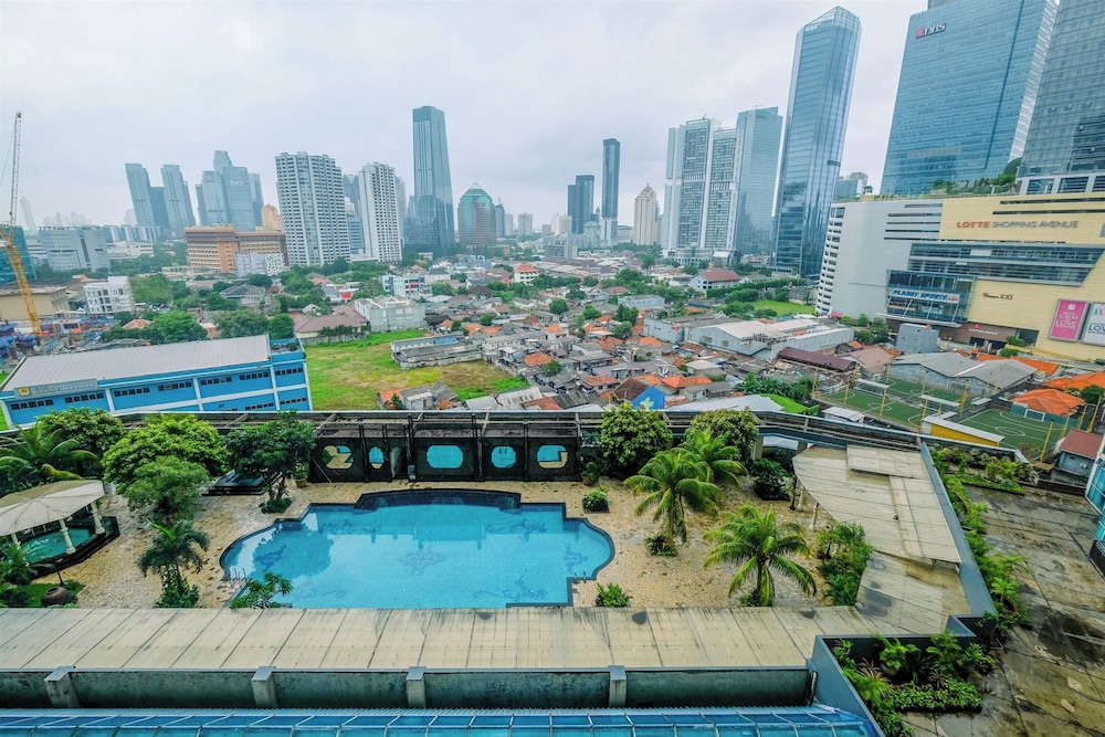 Elegant and Comfy 1BR with Extra Room Apartment at Bellagio Residence