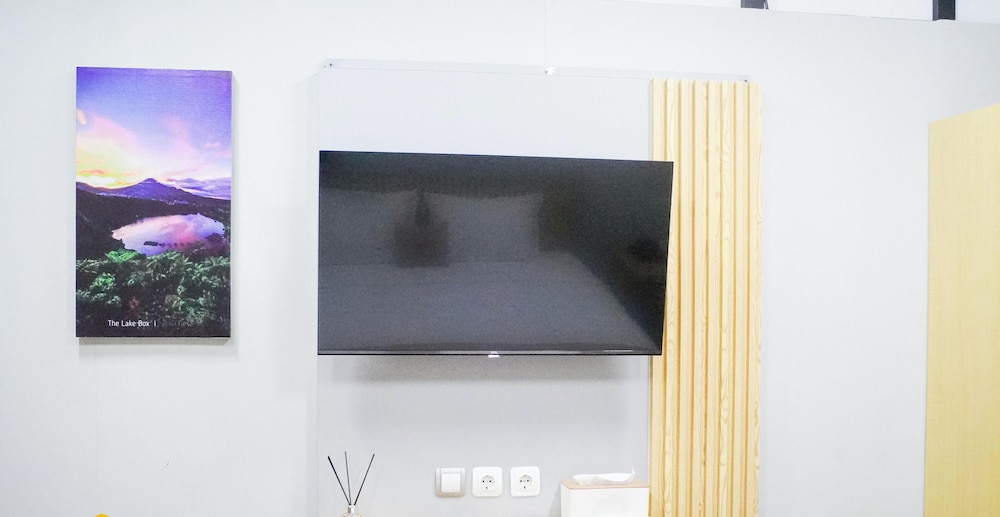 The Lakebox Menjer by Travelink
