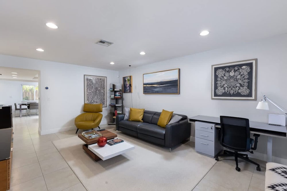 Welcome to Your Fort Lauderdale Retreat 2bed 2bath