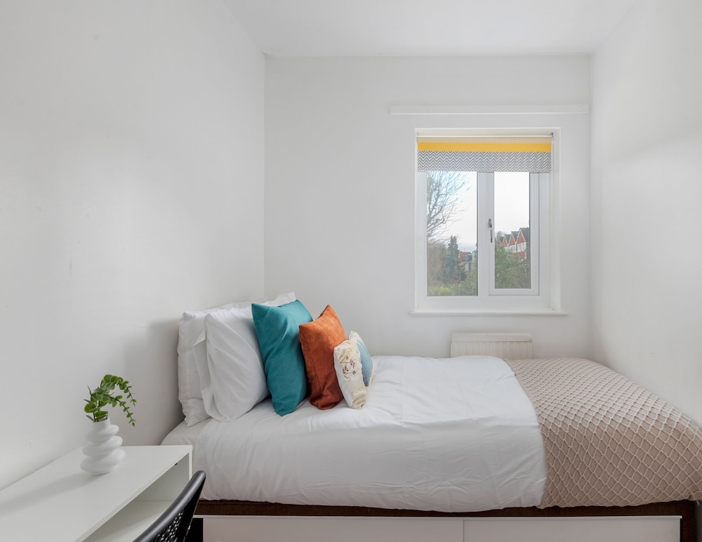 Hale Lodge, Beautiful 3 BR Home With Free Parking