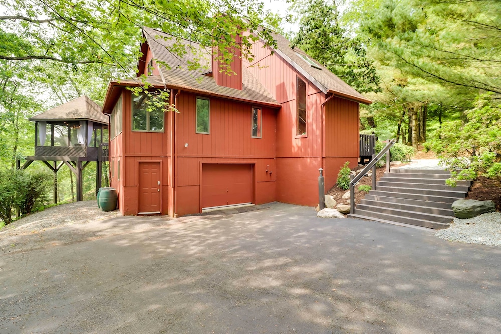 Outdoor Theater, Deck & Fire Pit: Poconos Retreat view 5