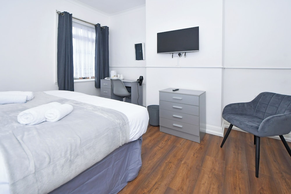 Impeccable 3-bed House in Stoke-on-trent view 5