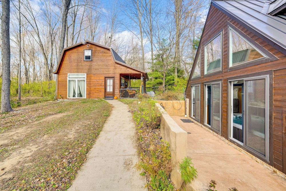 Large Family Home w/ Patios, Gas Grill + Fire Pit!