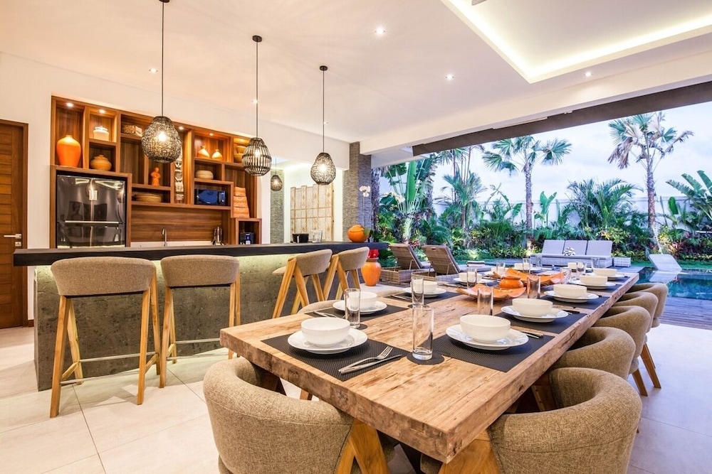 Splendid 6BR Villa, Just 400m to the Shoreline