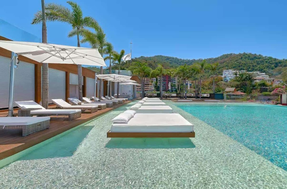 Soho PV Stunning Views Luxury Heated Rooftop Pool