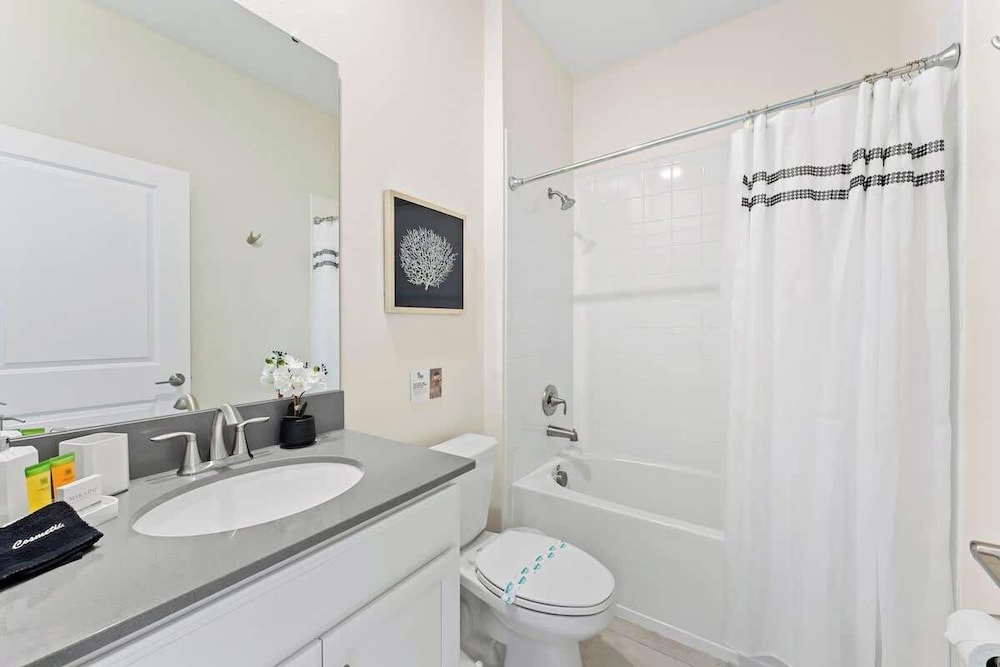 Sophisticated 6BR at Storey Lake