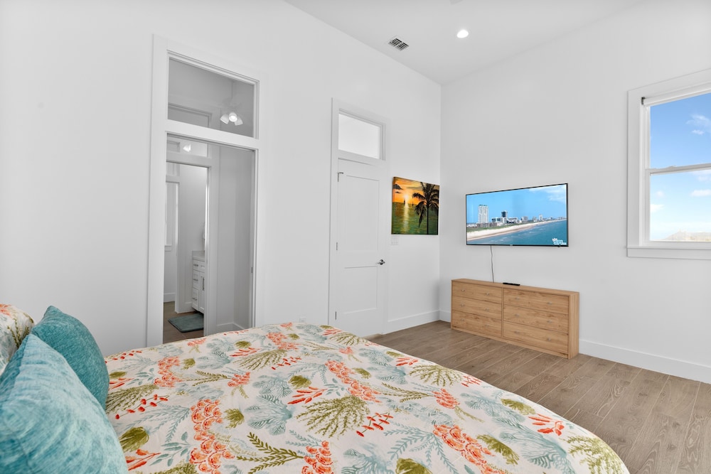 The Scarlett - Private Home At The Shores 3 Bedroom Home