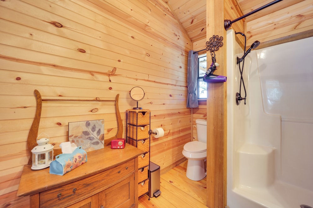 11 Mi to LBJ State Park - Couples Cabin Retreat!