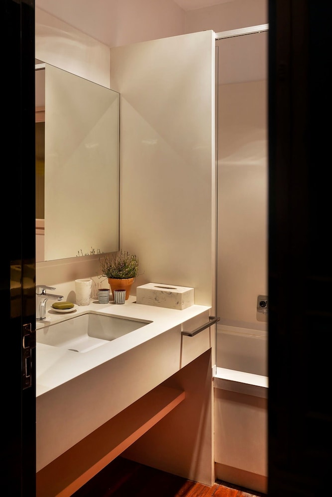 Artist Modernist 3-br Gem Next to Paseo de Gracia