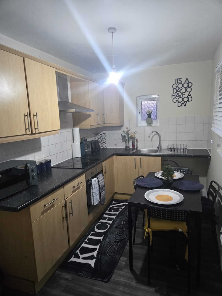 Charming Wolverhampton Apartment With Private Entrance
