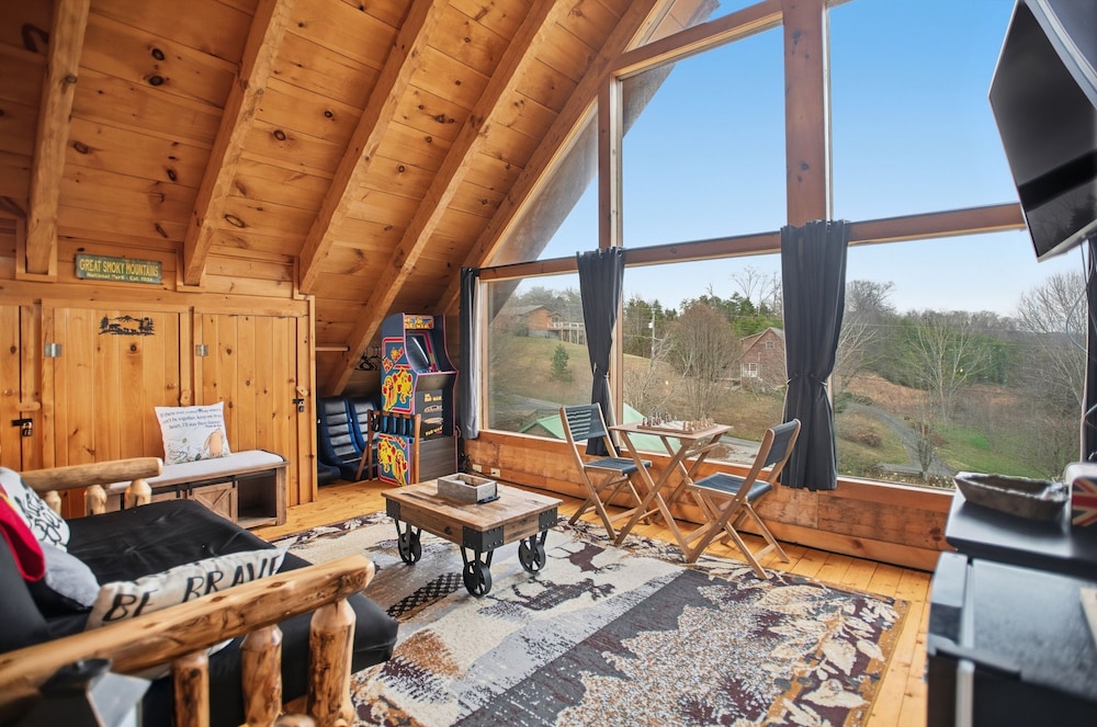 Boujee Bear Cabin With Hot Tub & Putting Green 2 Bedroom Cabin