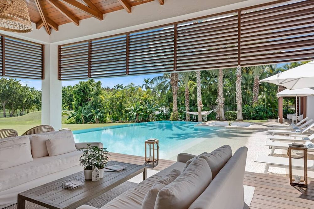 Beautifully-designed Contemporary Villa