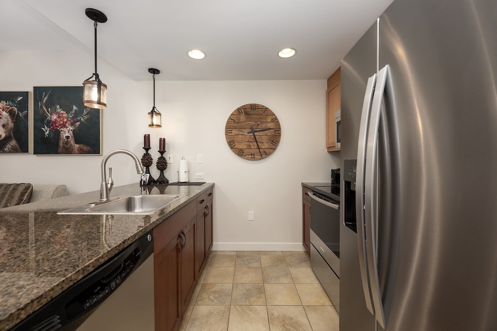 Premium Unit 4663 - One Bedroom w/Full Kitchen - Fraser Crossing/Founders Pointe 1 Condo