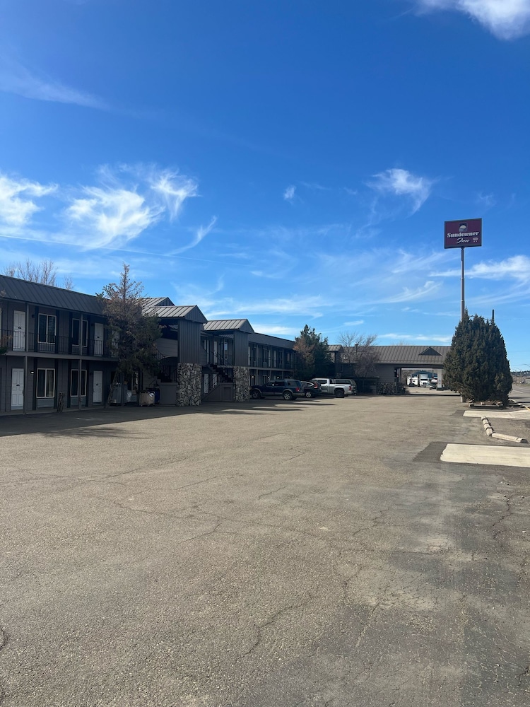Sundowner Inn by Capital O Forsyth I 94