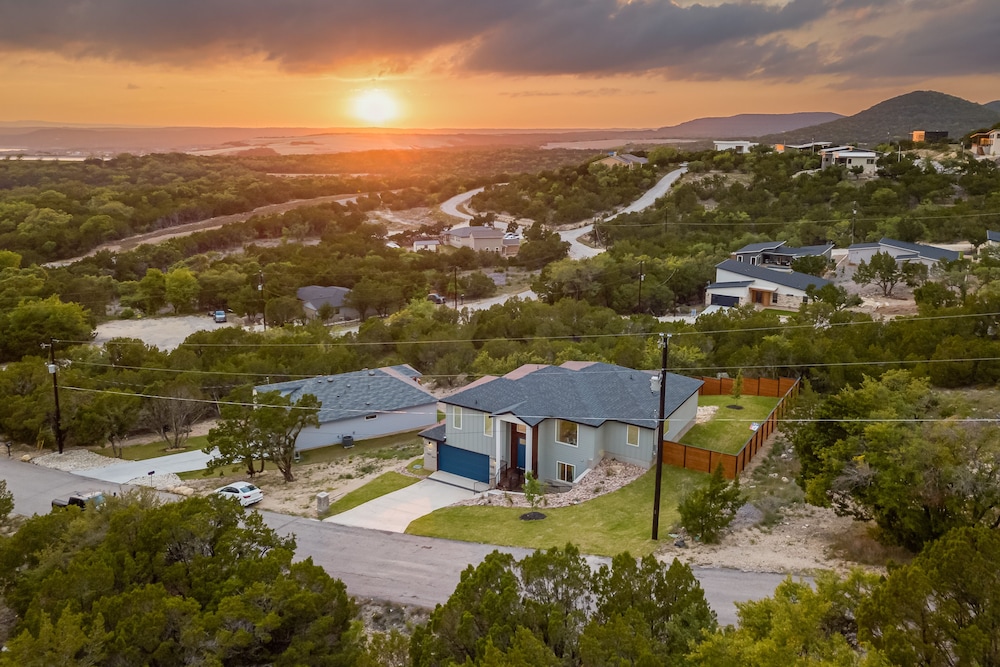 Lago Vista Home w/ Game Room Outdoor Tub! - Property Image 35