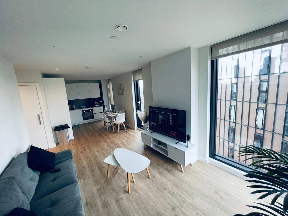 City Sky View Centre Luxe Apartment - 2 Bedrooms