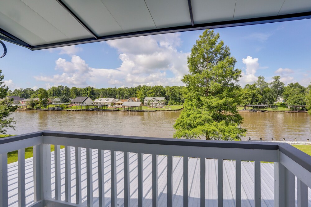 Riverfront Family Retreat w/ Yard in Saint Amant
