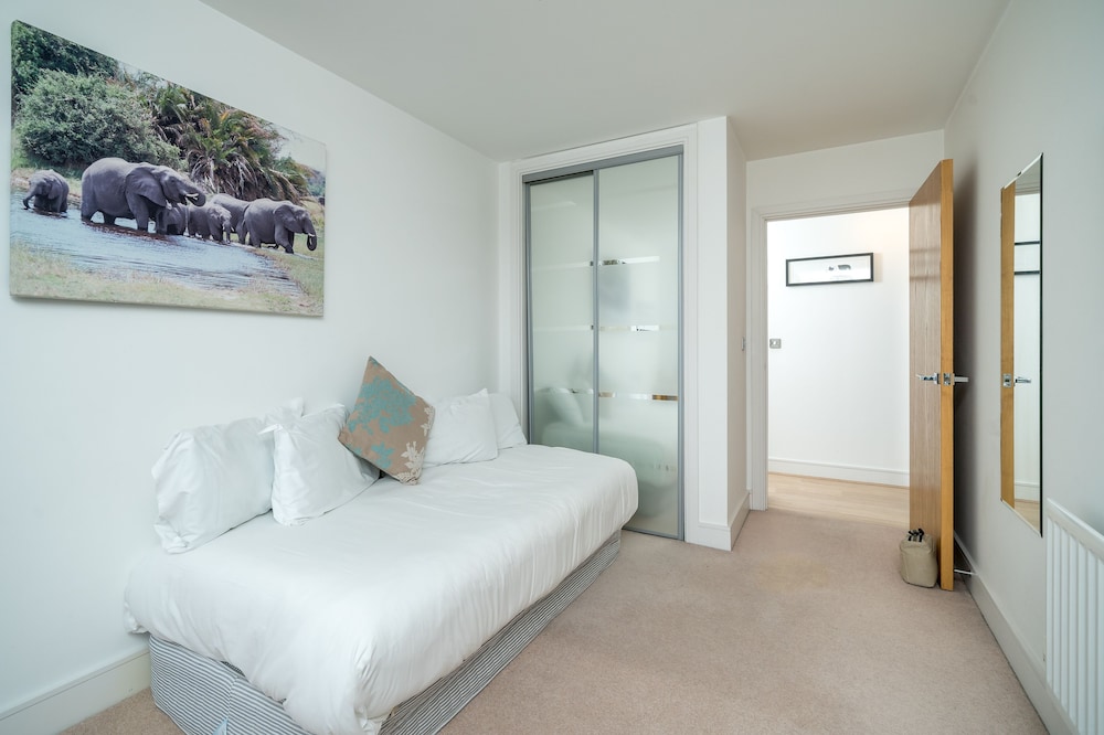 JOIVY Gorgeous 2-Bed Flat W/ Desk In Wandsworth