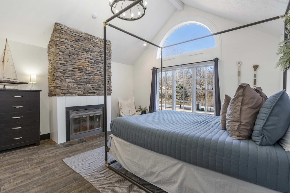 Foggy River Retreat For 16!