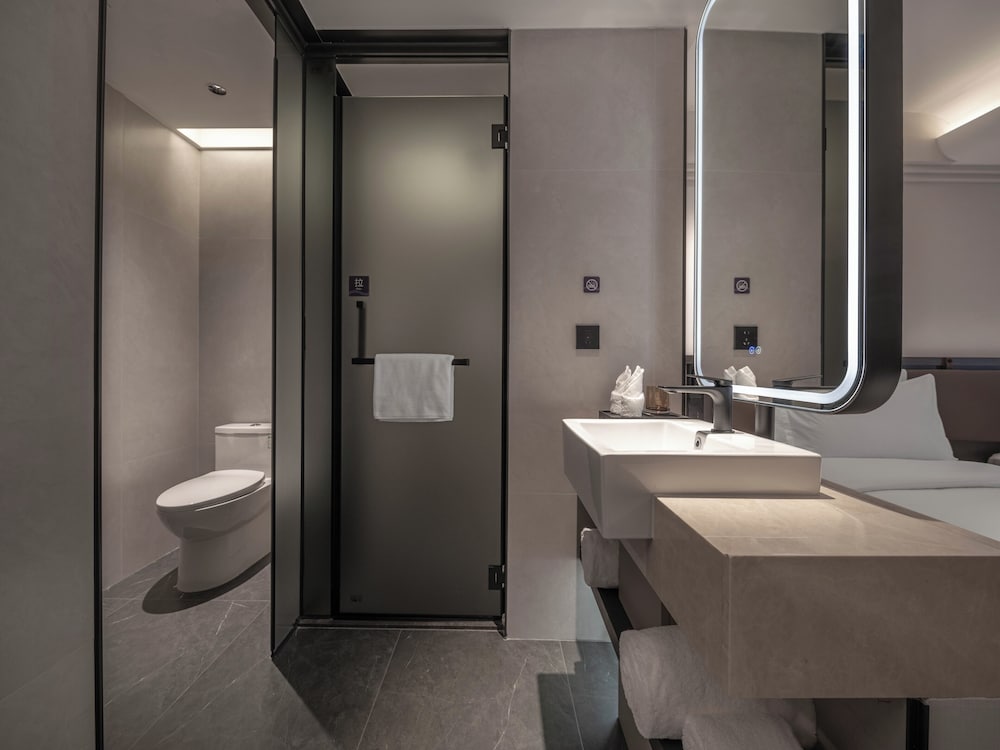 CNHOL RADIENT HOTEL