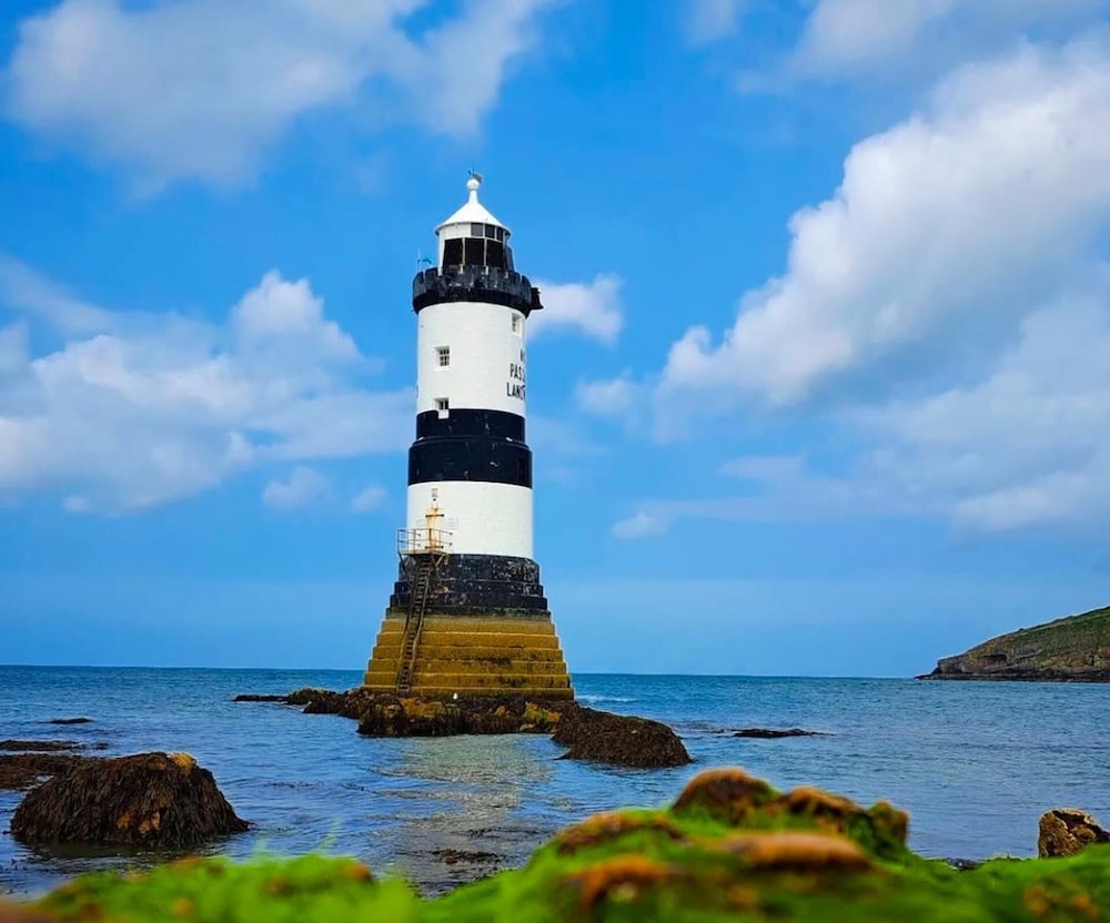 Anglesey Retreat - 2 Beds - Sleeps 3 - Parking