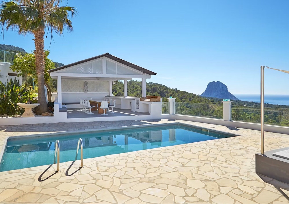Beautiful Villa With sea Views
