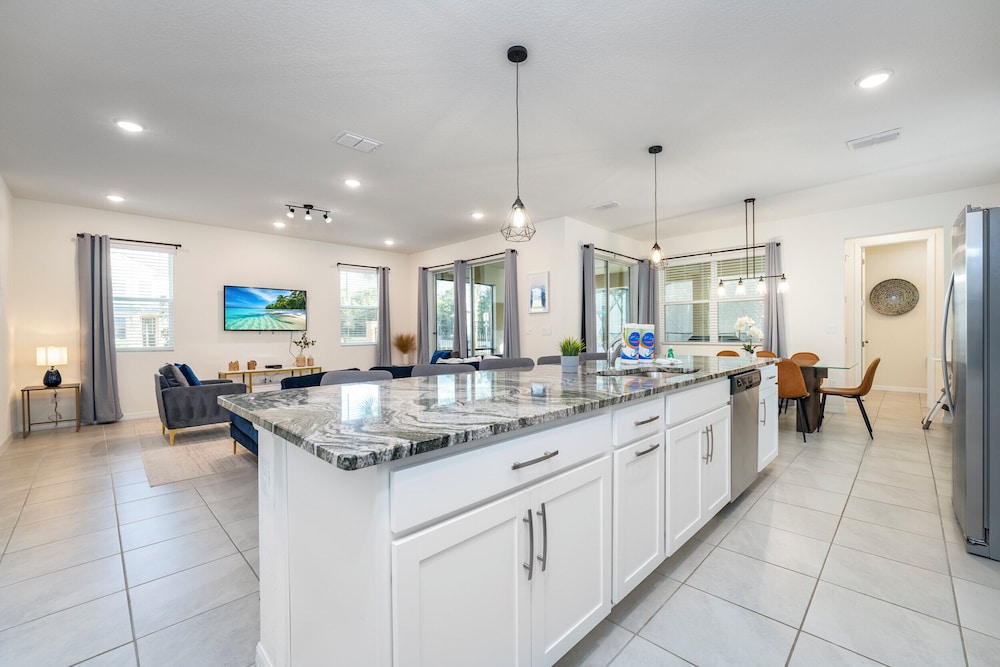 Modern Retreat Private Pool Near Disney