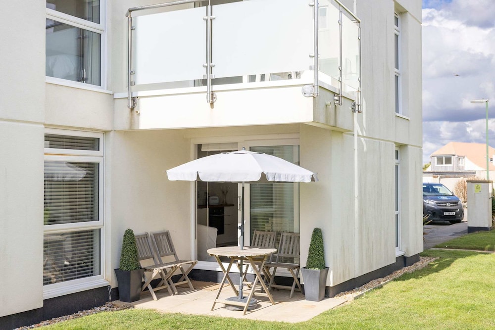 Stylish Ground Floor Apartment With Sea Views