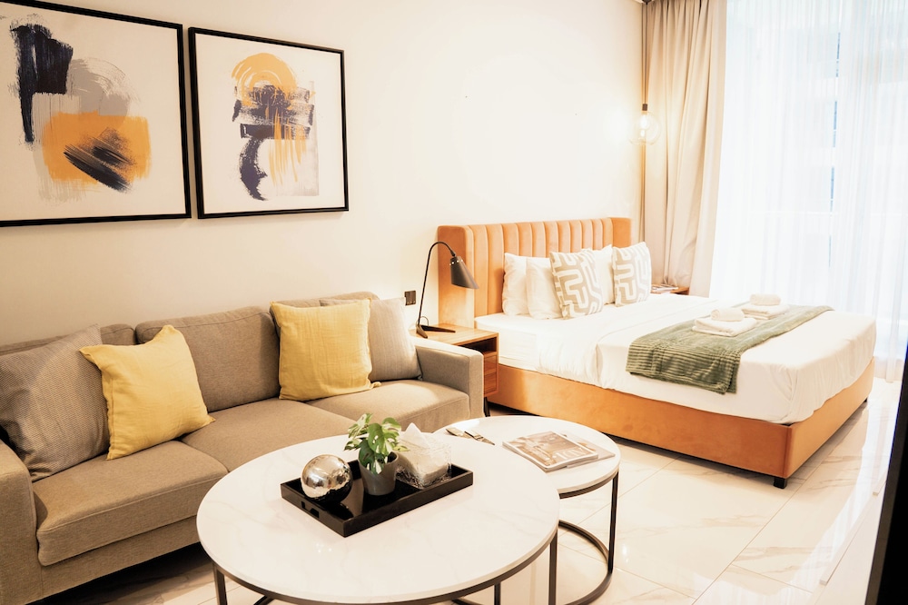 Luxury Studio Rooftop Pool & Gym Access