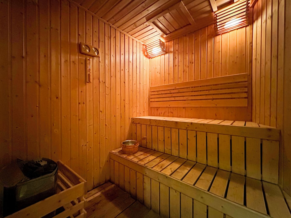 Moonway Luxury Suites At Eaton Residence