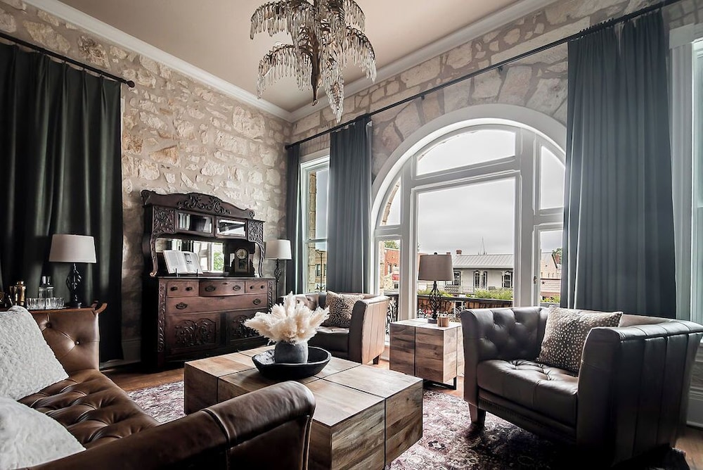 The Bank on Main St - Historic Luxury Suite W/rooftop Deck Overlooking Main Street